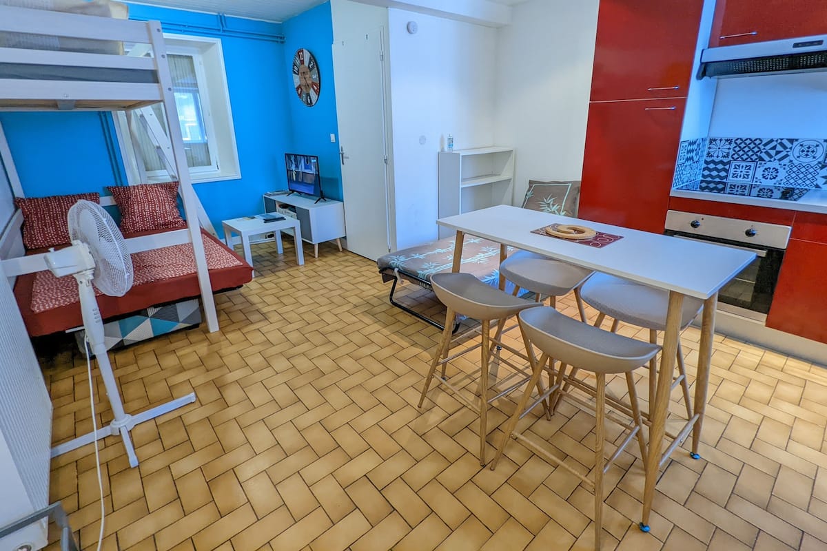 Standard Studio Suite | Living area | Flat-screen TV