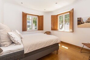 4 chambres, fer et planche à repasser