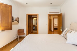 4 Schlafzimmer, Bügeleisen/Bügelbrett