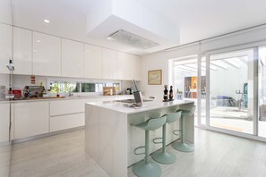 Kjøleskap, mikrobølgeovn, ovn og kokeplater