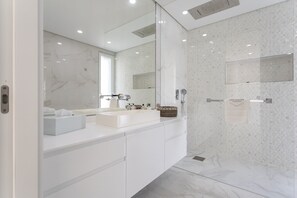 Shower, hair dryer - Casa Branca - Magnificent villa with private pool (Aroeira)