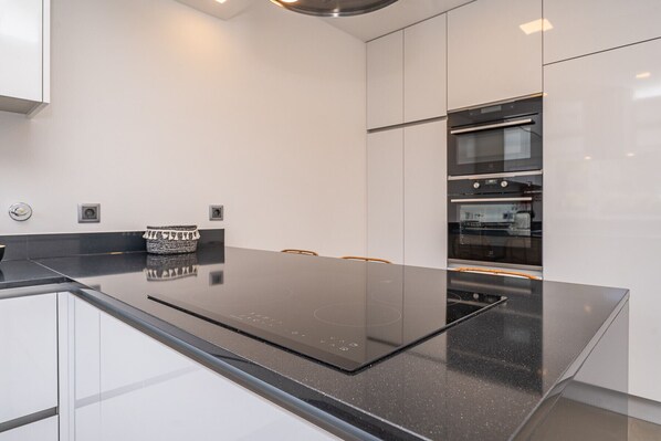 Frigorifero, microonde, forno, lavastoviglie