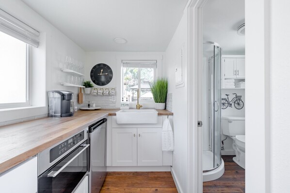 Geladeira, micro-ondas, cafeteira/chaleira, torradeira