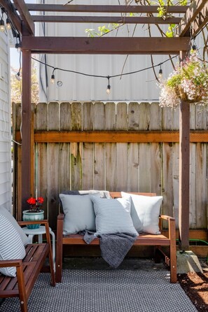 Terrace/patio - Urban Tiny House near Portland & Columbia Gorge (Camas)