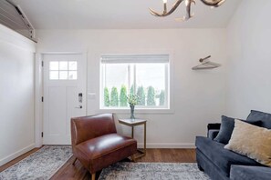 TV - Urban Tiny House near Portland & Columbia Gorge (Camas)