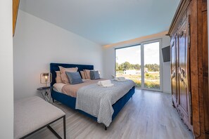 3 bedrooms, in-room safe, iron/ironing board, travel cot