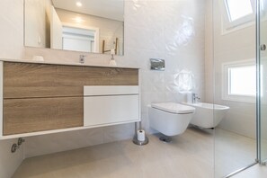 Shower, hair dryer - Casa Catalina / Beautiful family villa (Fernão Ferro)