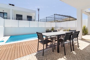 Outdoor dining - Casa Catalina / Beautiful family villa (Fernão Ferro)
