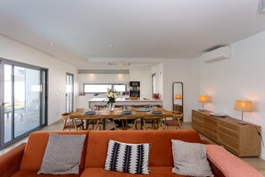 TV - Casa Das Olivades - Villa with swimming pool (Charneca de Caparica)