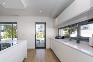 Kühlschrank, Mikrowelle, Ofen, Geschirrspüler
