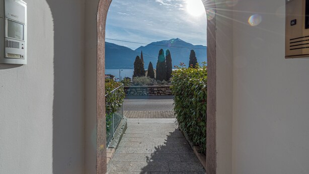 A hallway with a view of mountains and a lake. - Pianello Charming Lake View (Pianello del Lario)