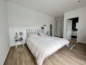 3 bedrooms, iron/ironing board, bed sheets
