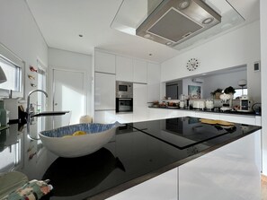 Kjøleskap, mikrobølgeovn, ovn og oppvaskmaskin