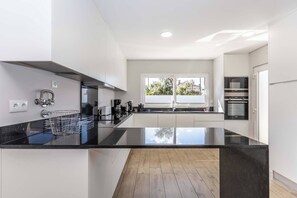 Kühlschrank, Mikrowelle, Ofen, Geschirrspüler
