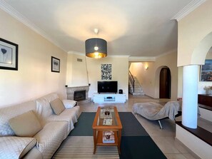 TV, fireplace - Casa Madalena (Azeitão)