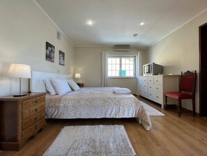 4 bedrooms, iron/ironing board