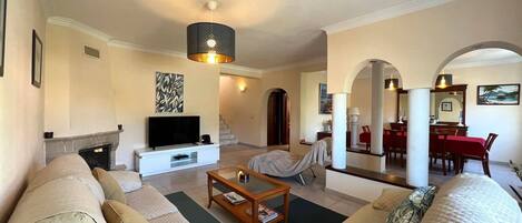 Televisión y chimenea