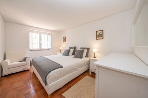 6 bedrooms, iron/ironing board, travel cot
