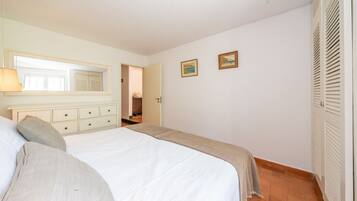 6 bedrooms, iron/ironing board, travel crib