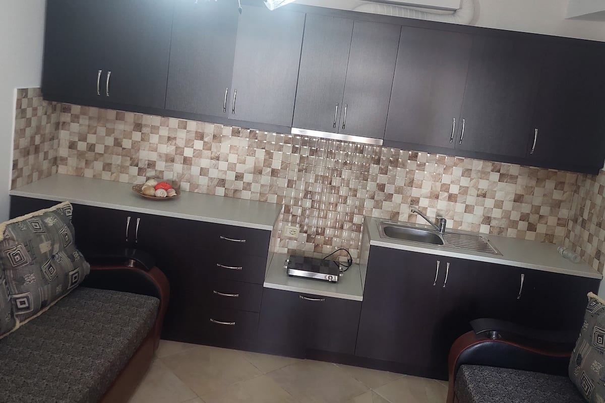 Basic Studio | Living area | Flat-screen TV