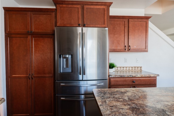 Een magnetron, een oven, een kookplaat, een vaatwasser