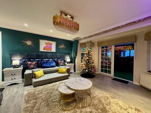 Una sala moderna con un sofá, una mesa de centro y un árbol de Navidad.