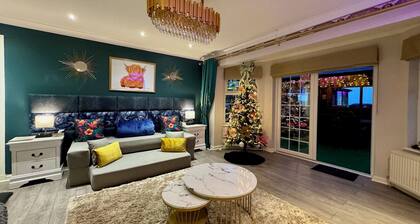 FINN VILLAGE Raspberry Cottage HOT TUB Gazebo Private Garden