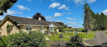 FINN VILLAGE Raspberry Cottage HOT TUB Gazebo Private Garden