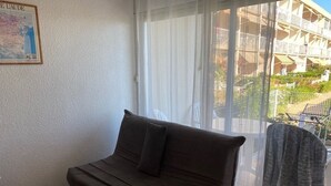 TV - Cozy studio apartment with terrace, pets allowed in Balaruc-les-Bains (Balaruc-les-Bains)