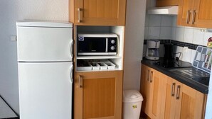 Fridge, microwave, stovetop - Cozy studio apartment with terrace, pets allowed in Balaruc-les-Bains (Balaruc-les-Bains)