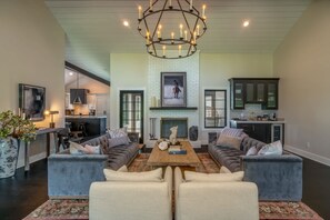 TV, offices - Luxury Franklin Farmhouse (Franklin)