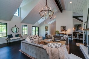 TV, offices - Luxury Franklin Farmhouse (Franklin)