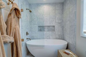 Ducha, secador de pelo, toallas y champú