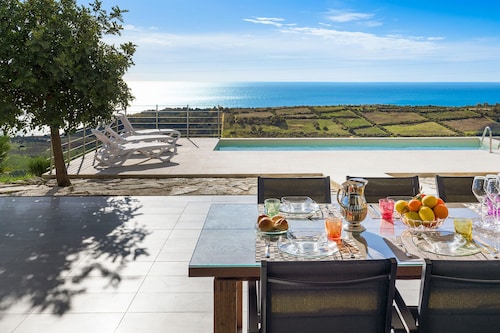 Great villa with pool and sea view