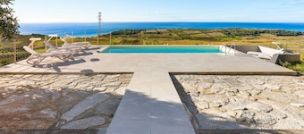 Great villa with pool and sea view