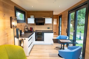 Fridge, oven, stovetop, coffee/tea maker
