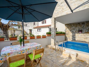 Outdoor dining - House Casa Piccola Leona with pool in Istria (Grožnjan)