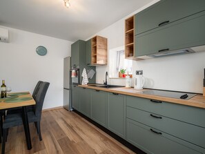 Coffee/tea maker, fridge, oven, dishwasher