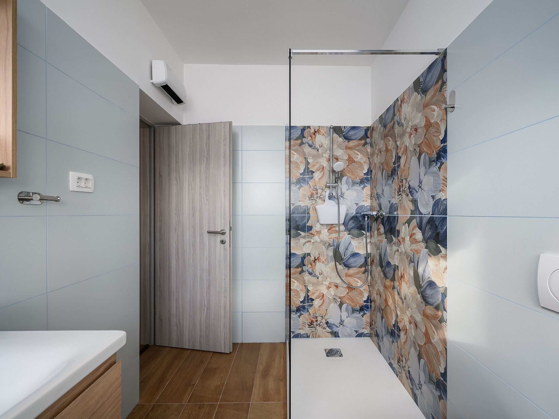 Une salle de bain avec une douche, des toilettes et un lavabo.