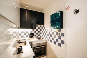 Kühlschrank, Mikrowelle, Herdplatte, Wasserkocher mit Kaffee-/Teezubehör