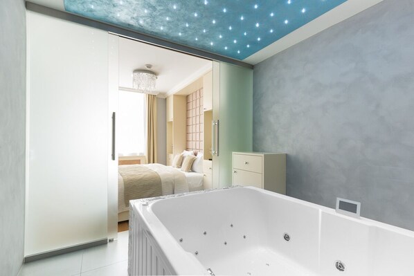 Deluxe Apartment | Bathroom | Free toiletries, hair dryer, bathrobes, slippers