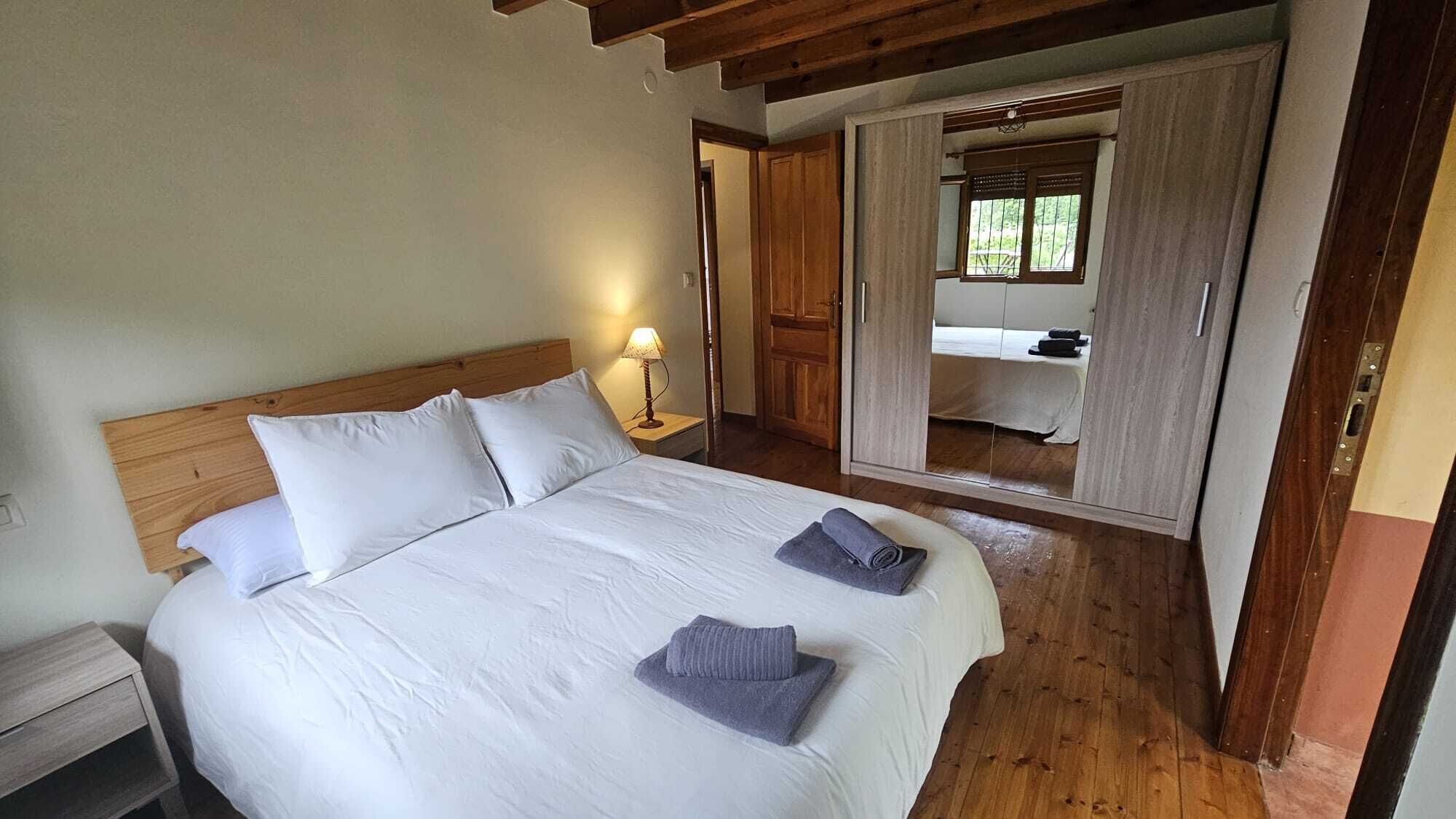 3 slaapkamers, een strijkplank/strijkijzer, gratis wifi, beddengoed