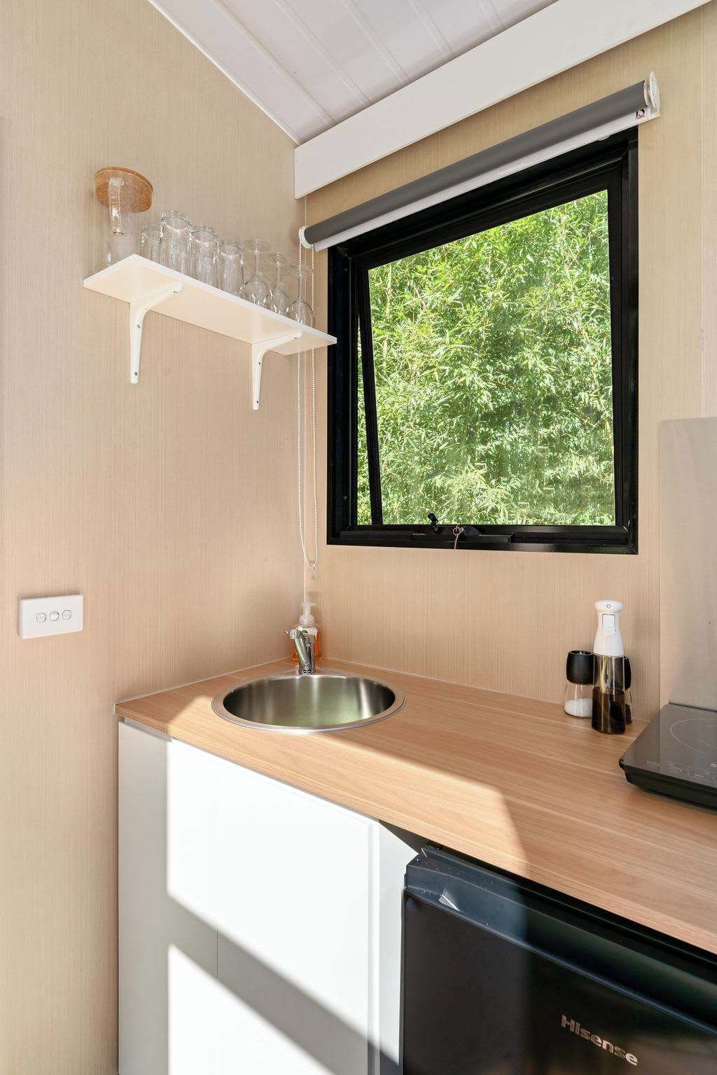 Kühlschrank, Mikrowelle, Herdplatte, Wasserkocher mit Kaffee-/Teezubehör
