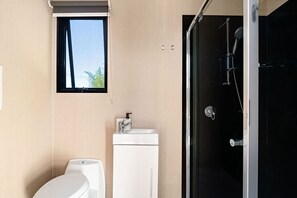Shower, hair dryer, towels - Huntingdon House by Tiny Away (Huntingdon)