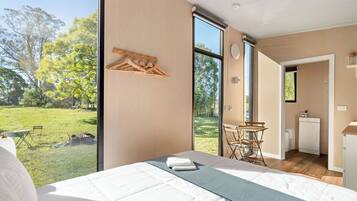 1 bedroom, bed sheets
