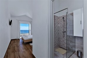 Dusche, Haartrockner, Handtücher, Toilettenpapier