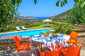 Outdoor dining - Bali private pool villa overlooking the lovely bay (Vlichada)