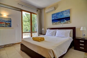 3 bedrooms, iron/ironing board, travel cot, WiFi - Bali private pool villa overlooking the lovely bay (Vlichada)