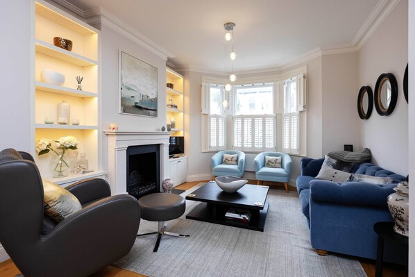 TV - Riverside Repose, by Veeve (London)