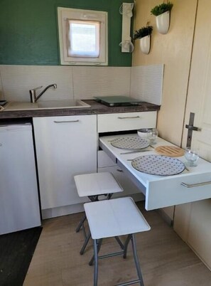 Kühlschrank, Ofen, Herdplatte, Wasserkocher mit Kaffee-/Teezubehör